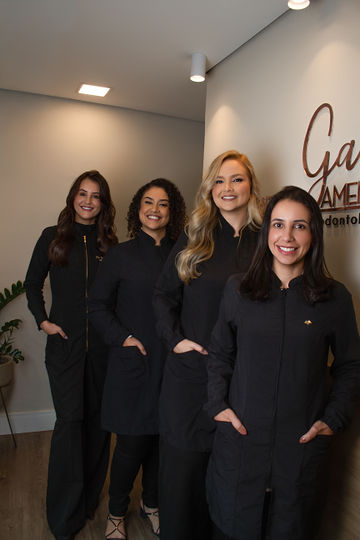 Dra. Gabrielle Amendoeira e as dentistas da equipe no consultório do Tirol